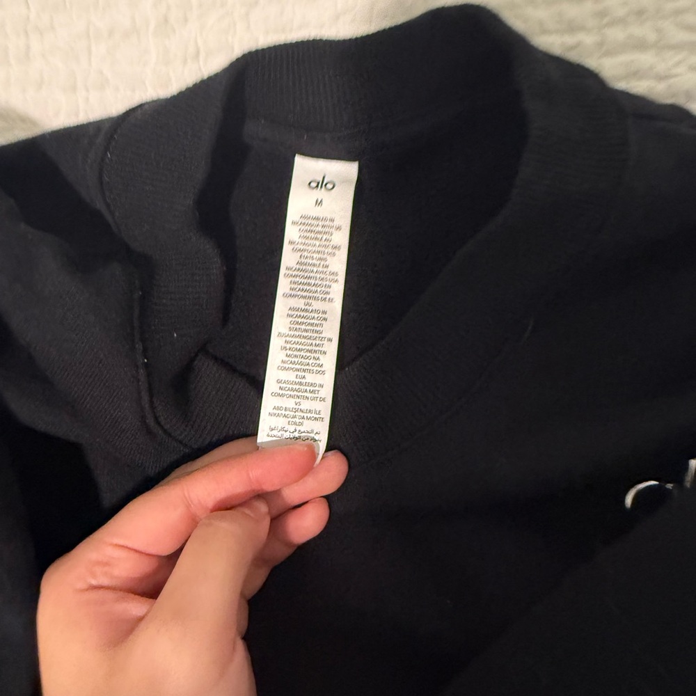 ALO Yoga Black Crewneck - Picture 2 of 2
